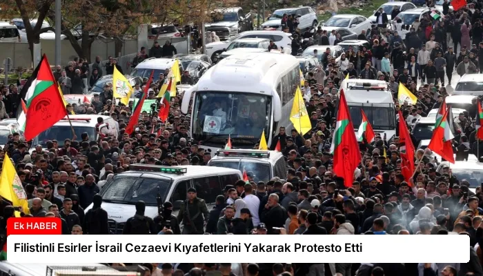Filistinli Esirler İsrail Cezaevi Kıyafetlerini Yakarak Protesto Etti